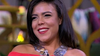 بإطلالة صيفية ملونة.. ناهد السباعي تحتفل بشم النسيم على البحر