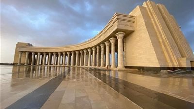 «قوس النصر» | تصميم بمذاق مصري فرعوني فريد في العاصمة الإدارية (صور)