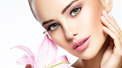 وصفات طبيعية ساحرة لتوريد الوجه بدون مكياج