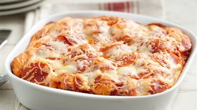 طريقة عمل صينية المكرونة بالسجق والجبنة الموزاريلا