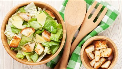 طريقة عمل سلطة السيزر بالدجاج مثل المطاعم