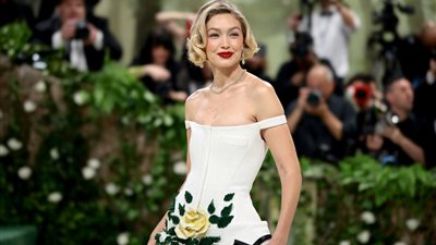 جيجي حديد تتألق بفستان أبيض مزين بالزهور في حفل Met Gala 2024 (صور) 