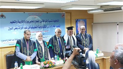 وزير التعليم يهنيء باحث سيناوي لمنحه الدكتوراه بامتياز