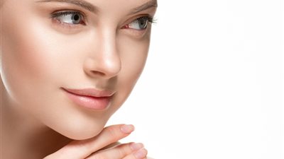 فوائد التقشير الوردي المدهشة لتفتيح وشد البشرة