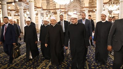 شيخ الأزهر يزور مسجد السيدة زينب ويشيد بتطويره