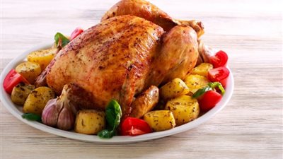 طريقة عمل الدجاج المحمر مع الخضار والثوم 