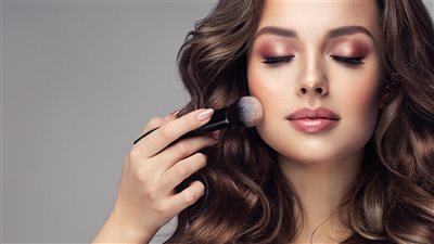 مجموعة صيحات مكياج مشرقة لصيف 2024 (صور)