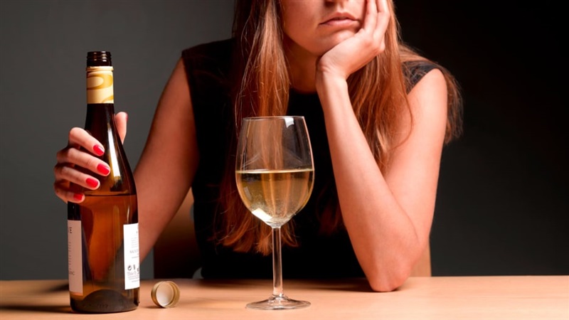 Толкување на гледање вино во сон за самохрана жена, мажена жена или трудница