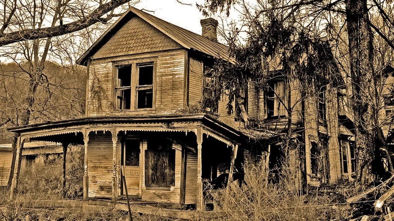 Interpretarea unui vis despre o casă veche și relația acesteia cu căderea în crize financiare
